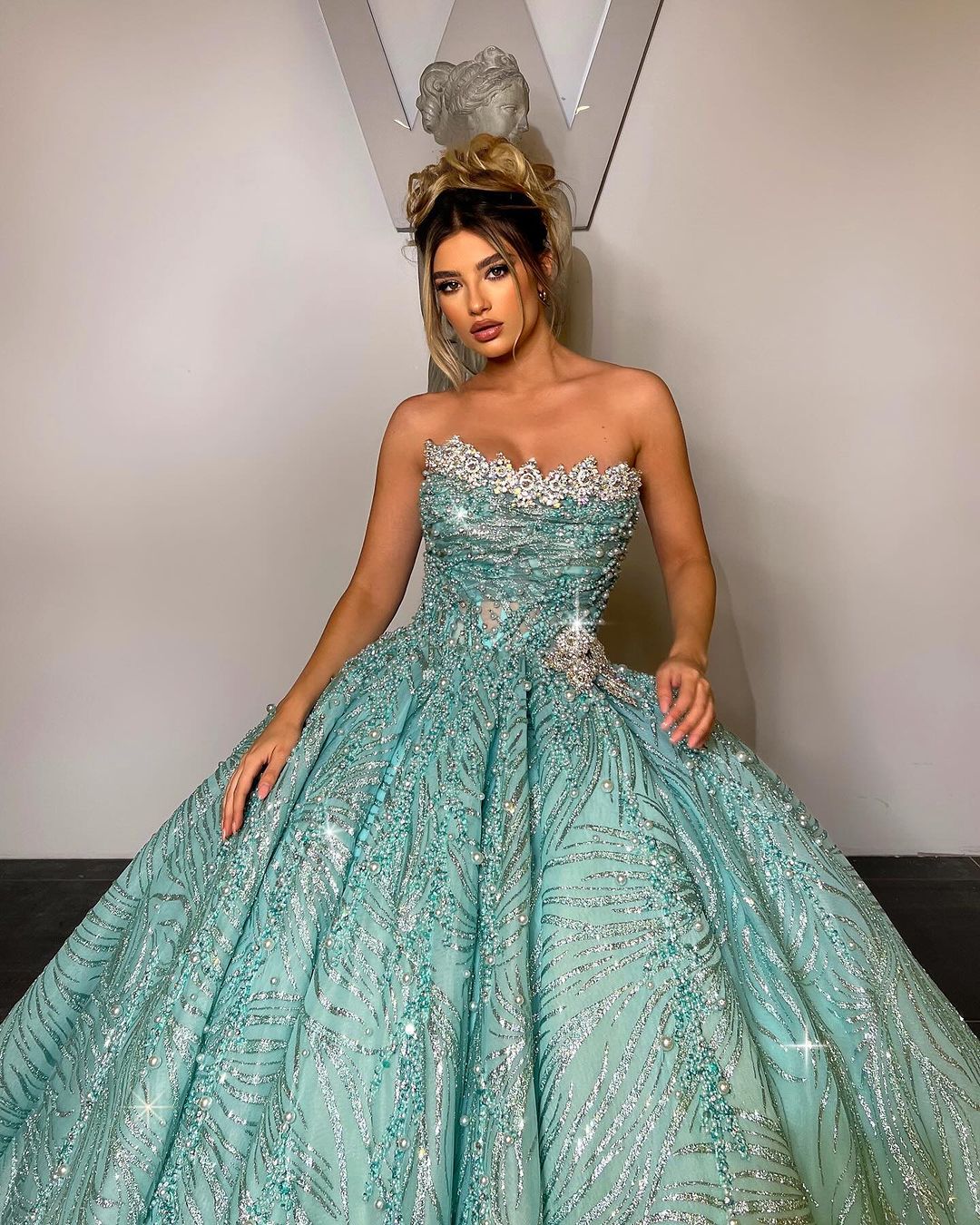 Bezauberndes grünes trägerloses Abendkleid im Meerjungfrau-Stil mit Ballkleid | Ovlias