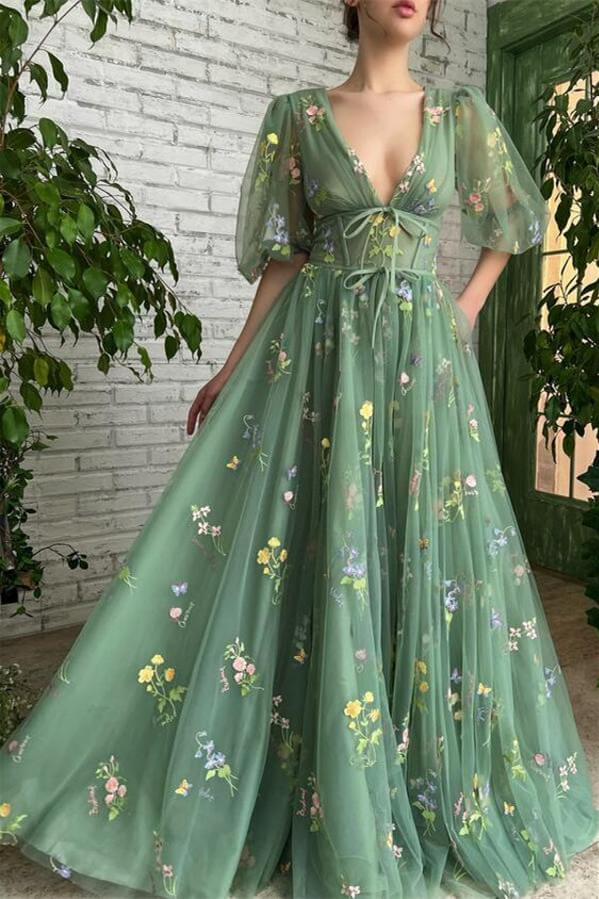Wunderschönes Abendkleid mit tiefem V-Ausschnitt und halben Ärmeln aus Tüll mit Blumenstickerei