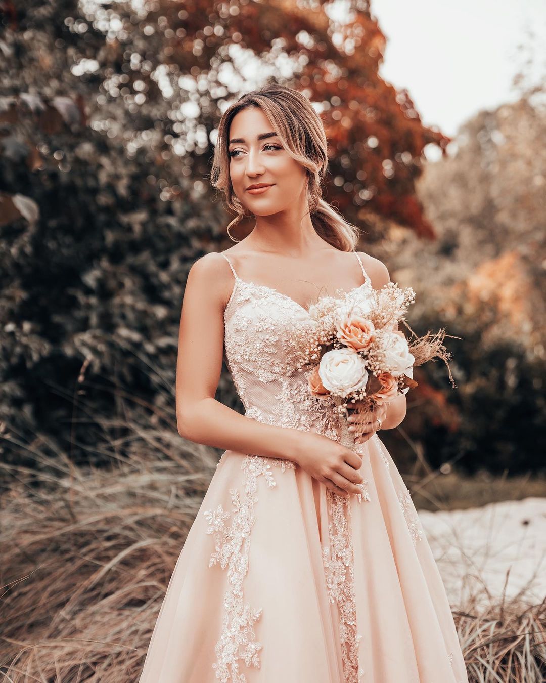 Langes Brautkleid in A-Linie mit Spaghettiträgern, Tüll und Spitze