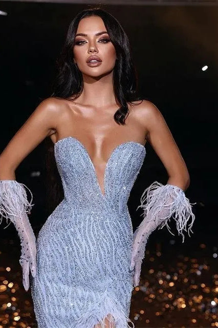 Wunderschönes Schatz-Schlitz-Meerjungfrau-Abendkleid mit Pailletten und Federn