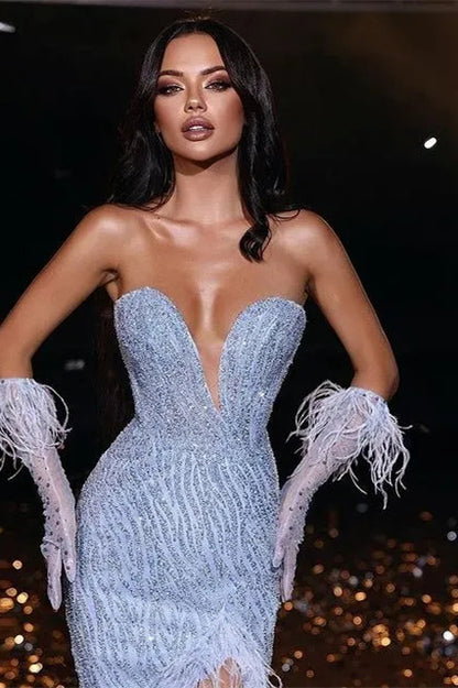 Wunderschönes Schatz-Schlitz-Meerjungfrau-Abendkleid mit Pailletten und Federn