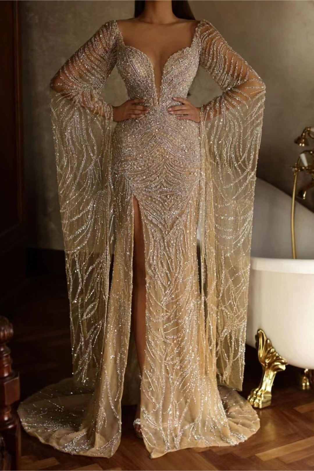 Sexy Meerjungfrau-Abendkleid aus Tüll mit Wasserfallausschnitt, langen Ärmeln, hohem Schlitz und Pailletten
