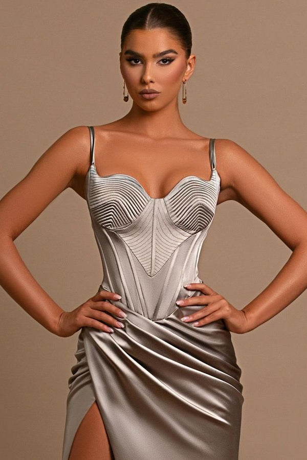 Charmantes graues Abendkleid mit Spaghettiträgern und Schlitzfalten