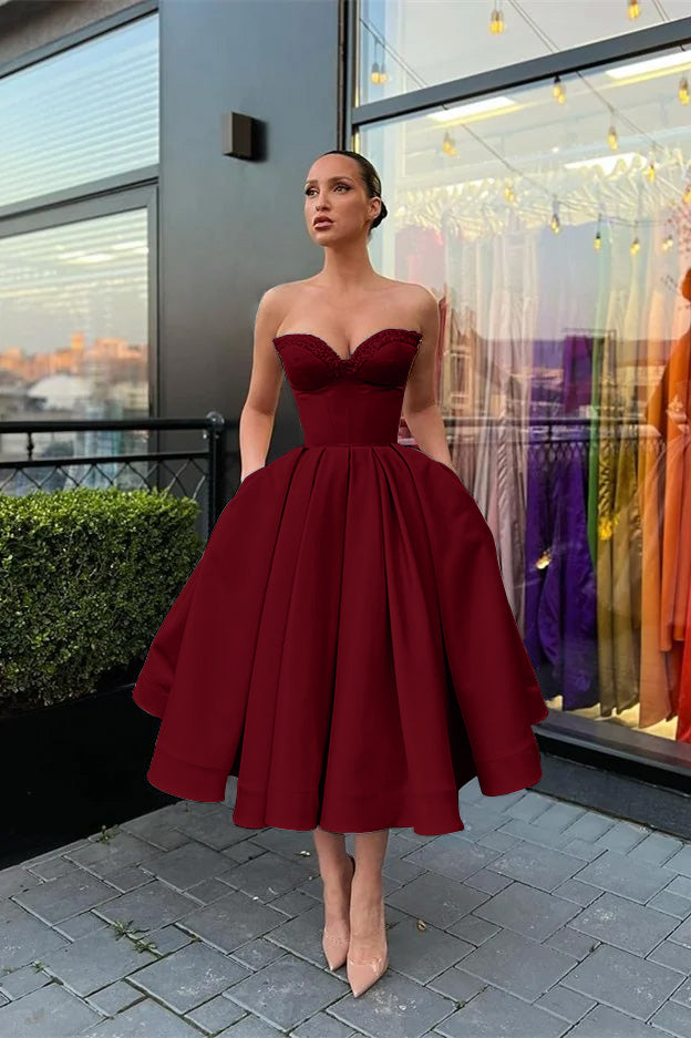 Ärmelloses, kurzes Abendkleid mit Herzausschnitt, Perlenstickerei und Taschen