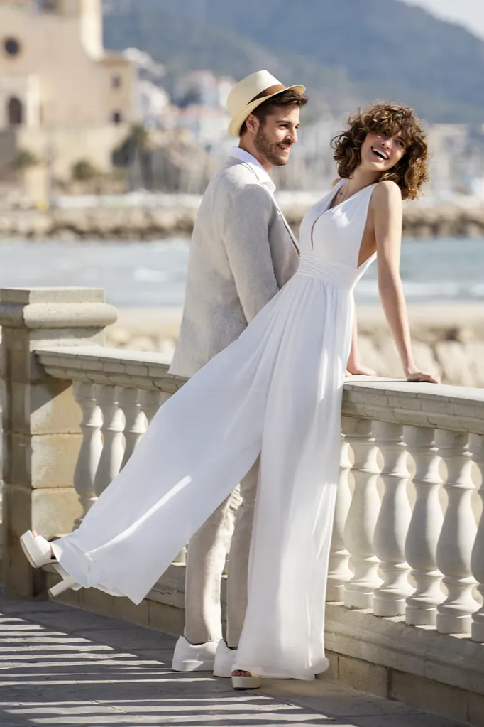 Brautoverall aus Polyester, bodenlang, V-Ausschnitt, ärmellos, natürliche Taille, Elfenbeinfarben
