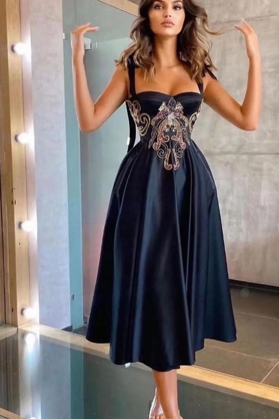 Elegantes Abendkleid in A-Linie mit Trägern und Applikationen