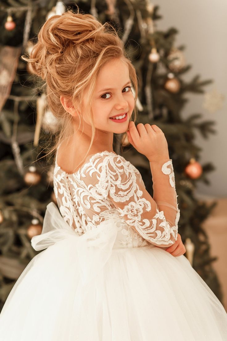 Kaufen Sie Blumenmädchenkleider Spitze Ärmel online bei babyonlinedress.de. Kinder Hochzeitskleider aus Tüll nach maß zur Hochzeit gehen.