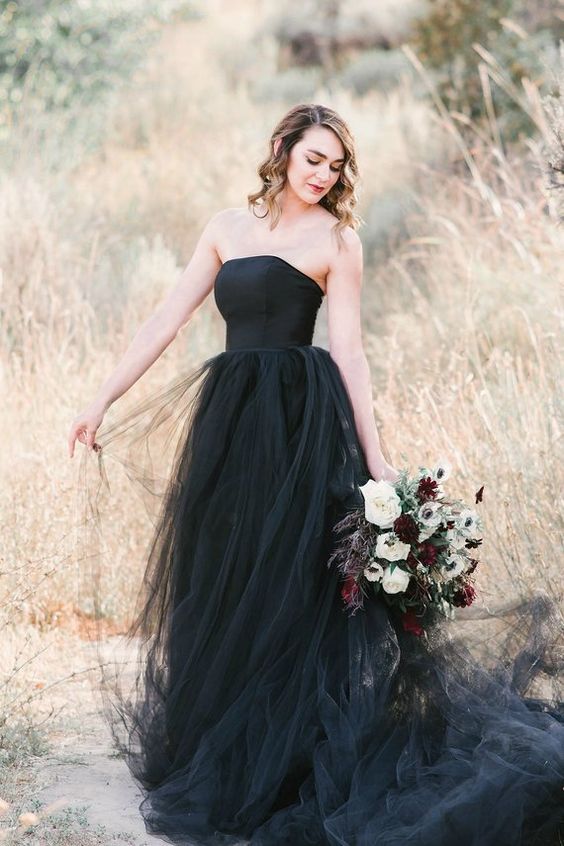 Langes, trägerloses, bodenlanges schwarzes Brautkleid in A-Linie mit Tüll