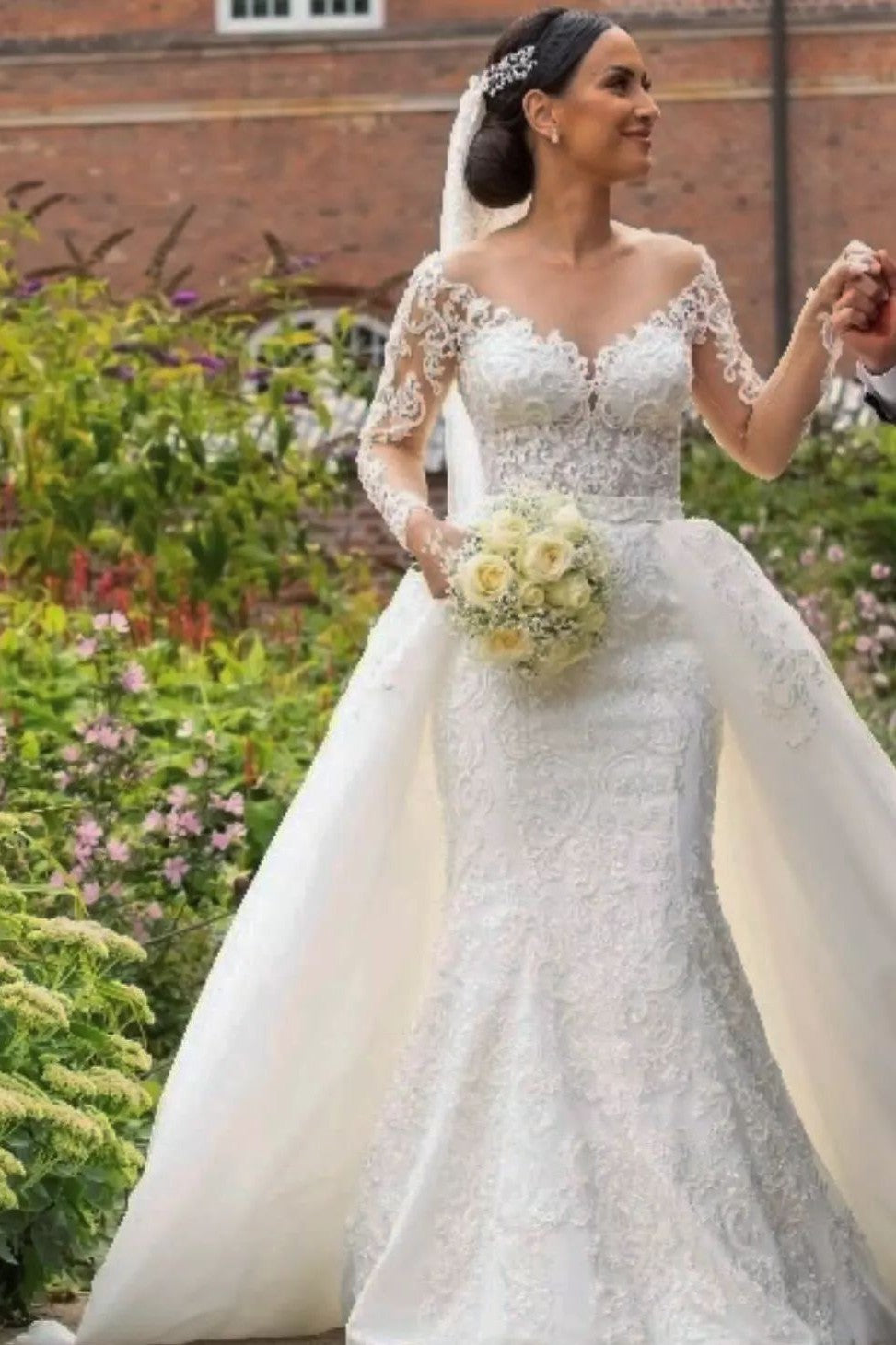 Schlichtes, schulterfreies Spitzenhochzeitskleid im Meerjungfrau-Stil mit langen Ärmeln