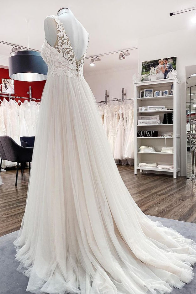 Langes A-Linien-Brautkleid aus Tüll mit V-Ausschnitt und offenem Rücken und applizierter Spitze