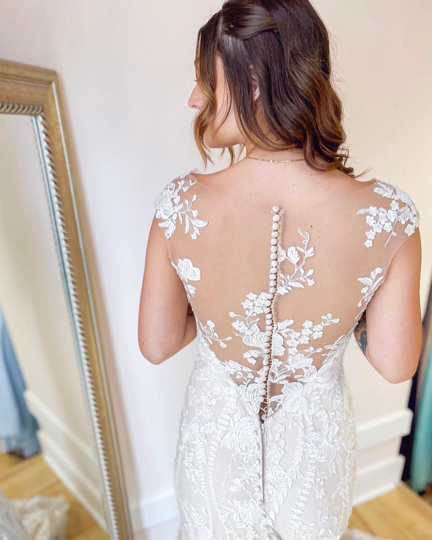 Ärmelloses, langes Meerjungfrau-Brautkleid mit V-Ausschnitt und Spitzenapplikationen