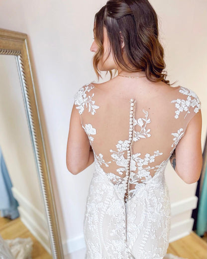 Ärmelloses, langes Meerjungfrau-Brautkleid mit V-Ausschnitt und Spitzenapplikationen
