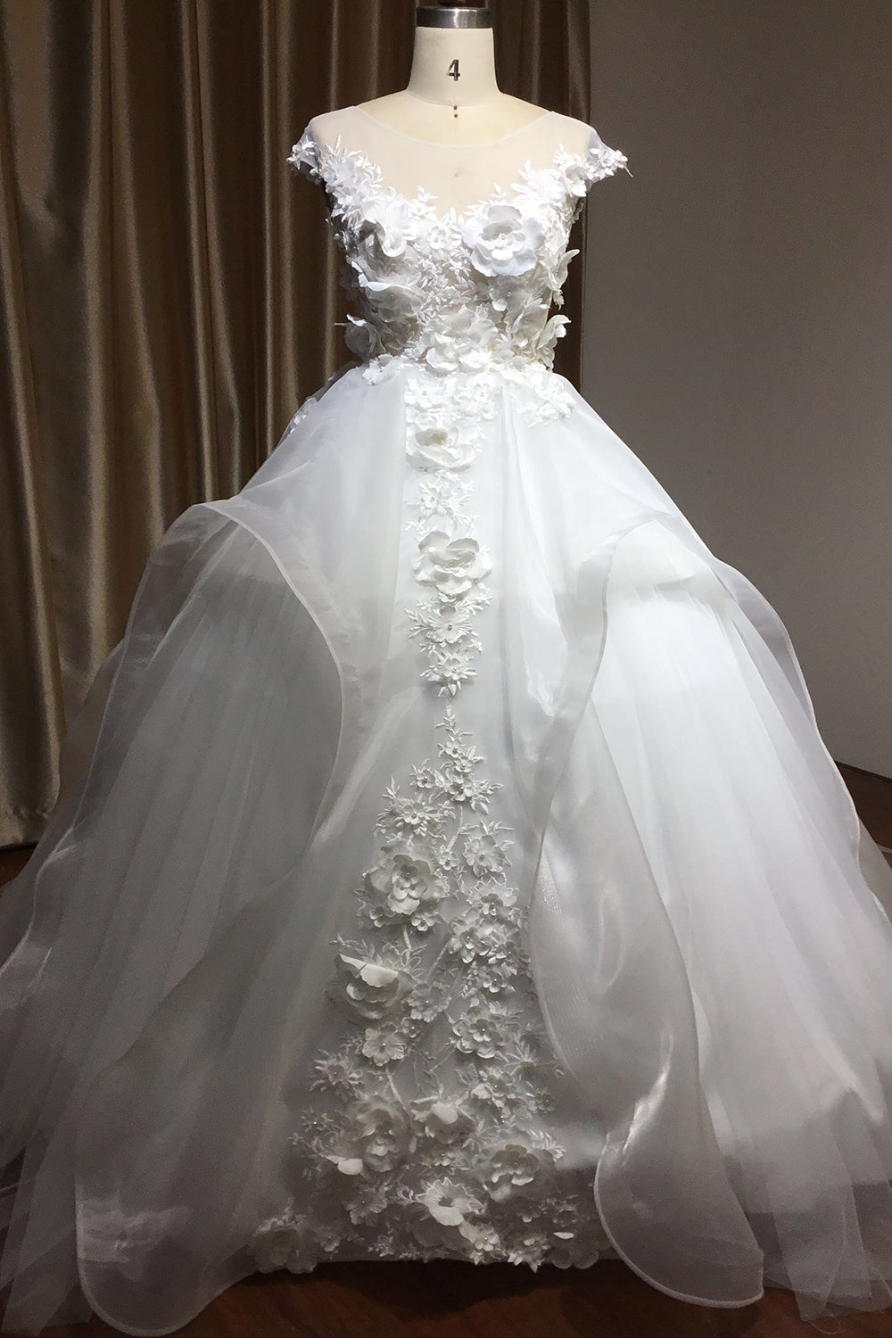 Ballkleid-Hochzeitskleid mit Flügelärmeln, Juwelen und Blumenapplikationen