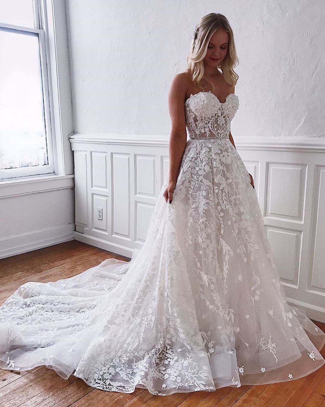 Bodenlanges A-Linien-Brautkleid mit herzförmiger Spitze