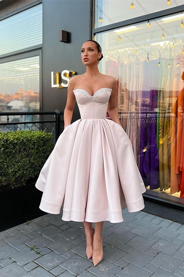 Ärmelloses, kurzes Abendkleid mit Herzausschnitt, Perlenstickerei und Taschen