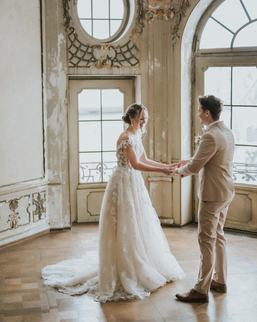 Langes Boho-Hochzeitskleid aus Tüll in A-Linie mit Spitzenapplikationen