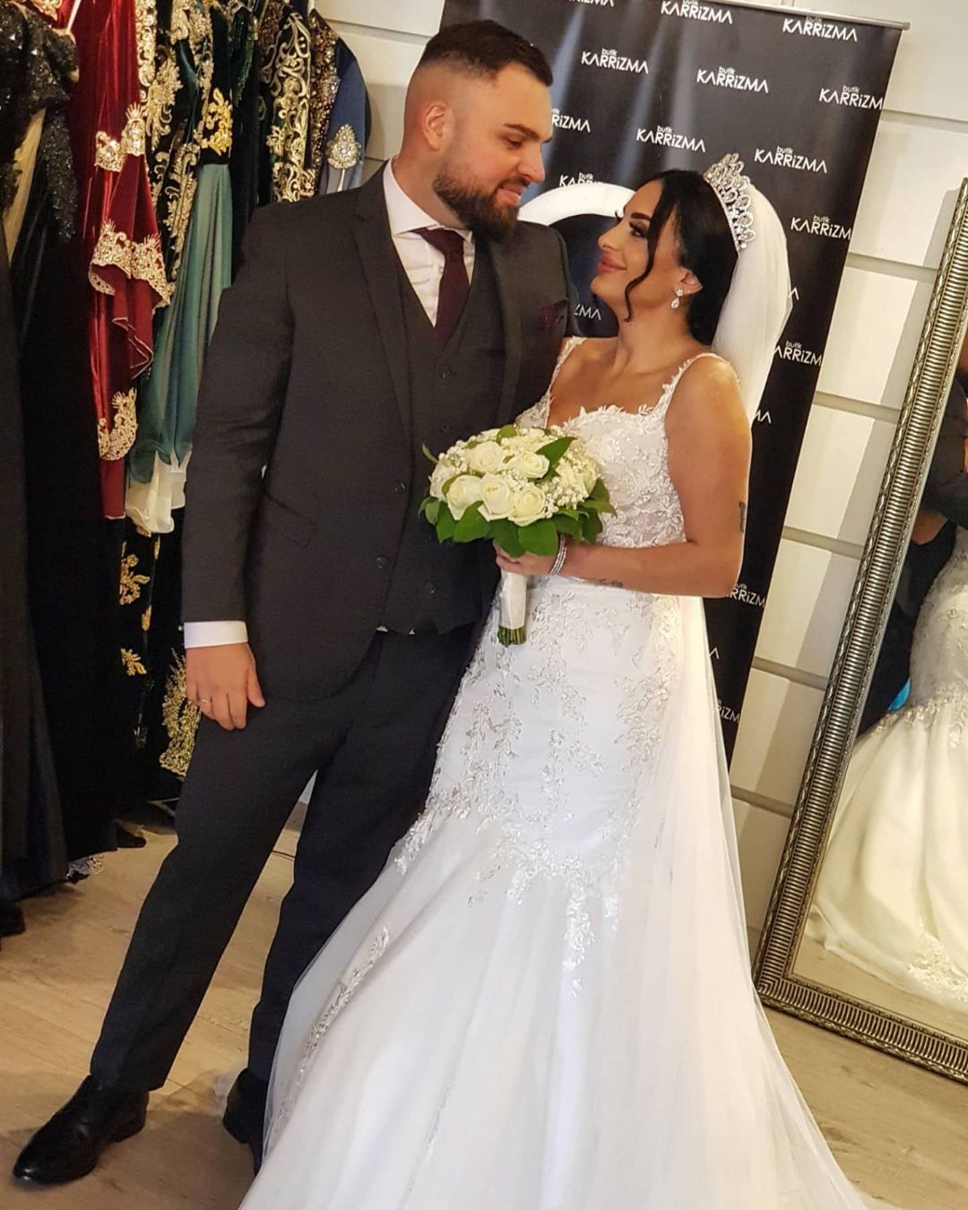 Langes Meerjungfrau-Brautkleid aus Tüll mit Spaghettiträgern und Spitzenapplikationen