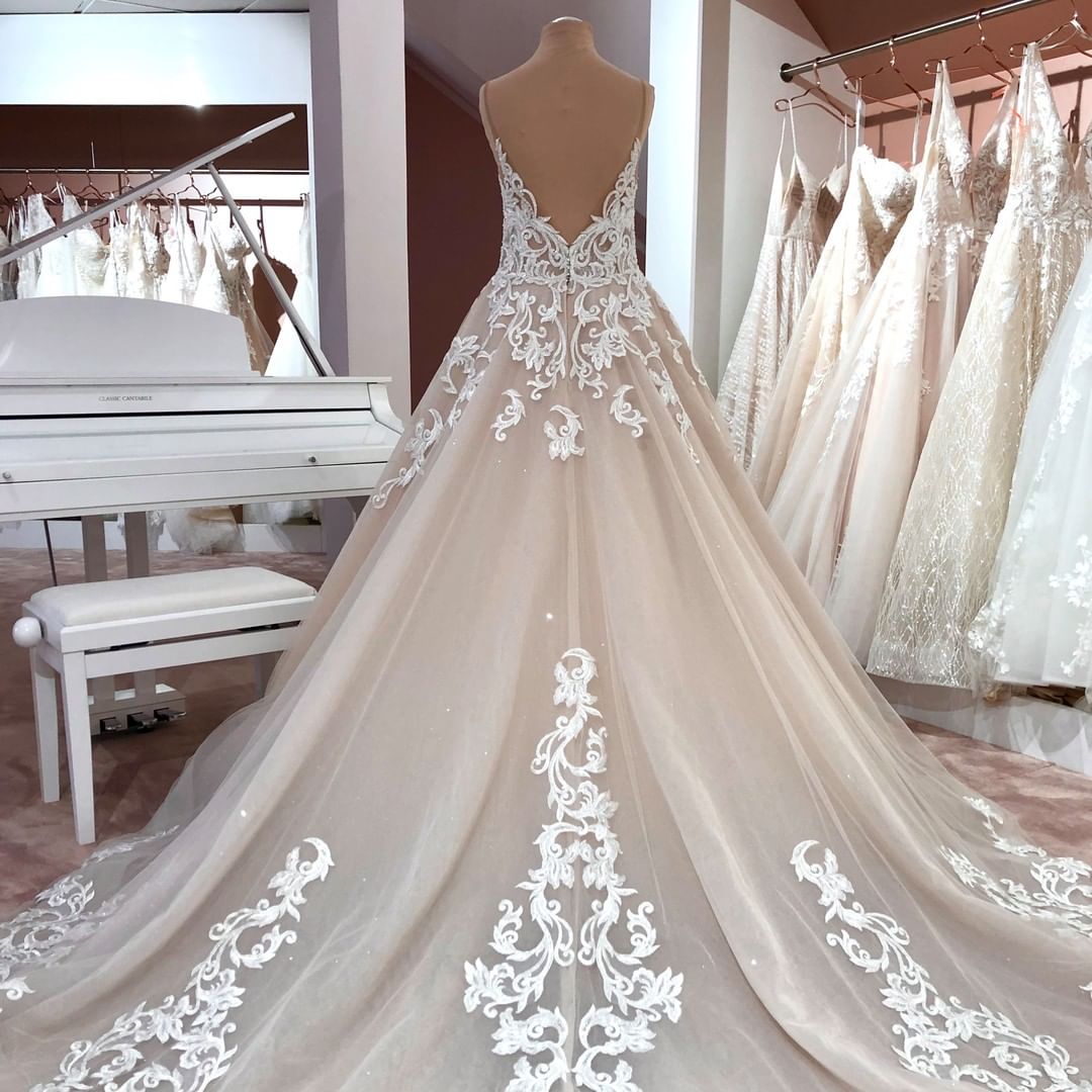 Vintage-Brautkleid in A-Linie mit V-Ausschnitt und Spaghettiträgern und Spitzenapplikationen