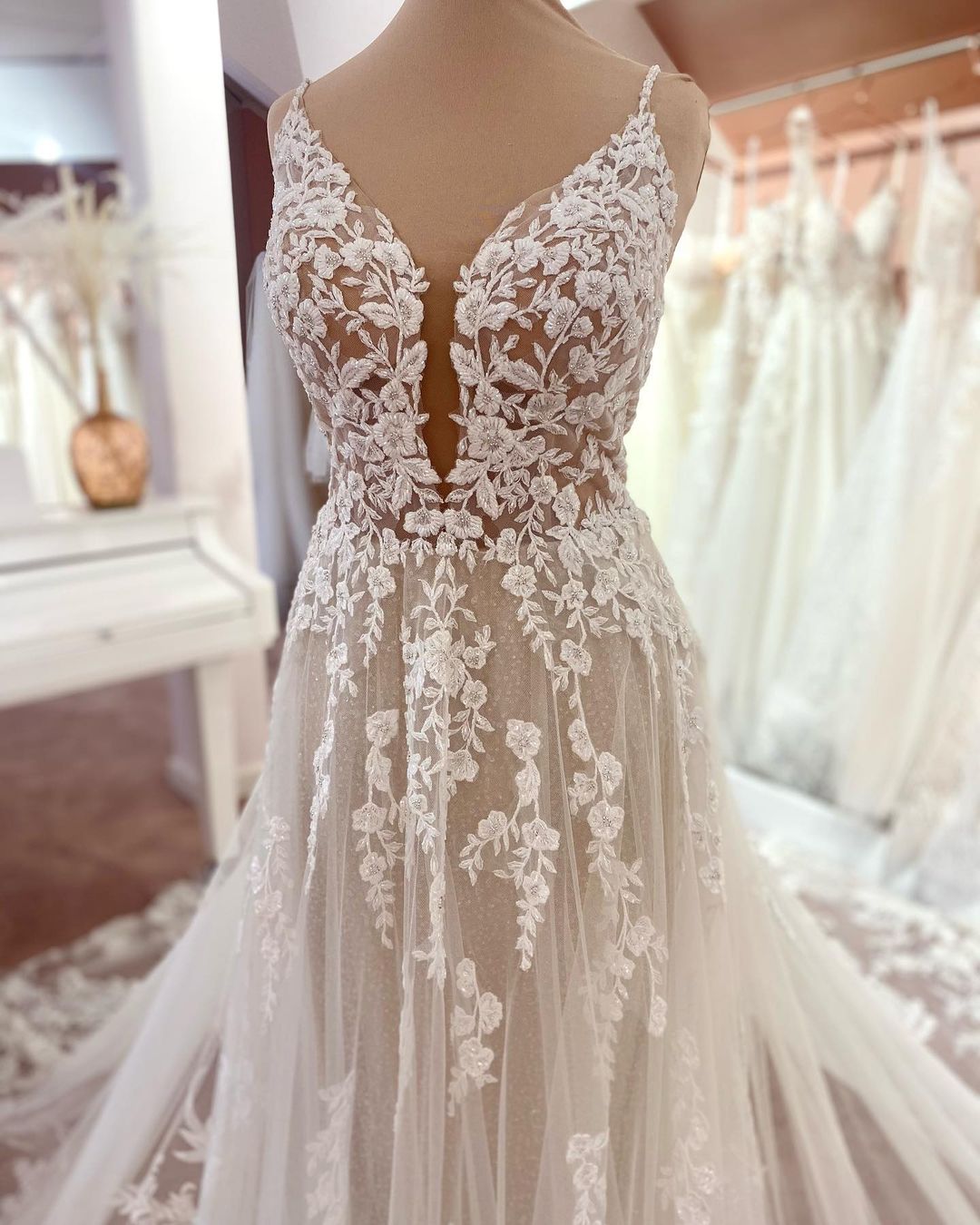 Langes A-Linien-Brautkleid mit V-Ausschnitt, ärmellos, floraler Spitze und Tüll im Boho-Stil