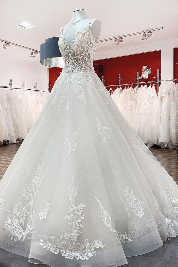 Brautkleid aus Tüll mit V-Ausschnitt, Spaghettiträgern, Spitzenapplikationen und Rüschen