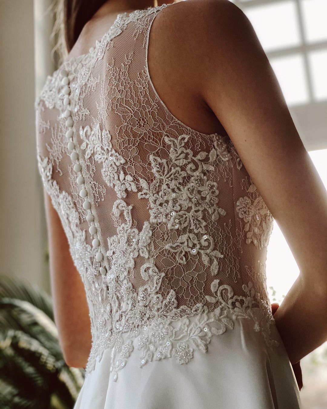Bodenlanges Bateau-Brautkleid im Meerjungfrau-Stil mit Perlen, Spitzenapplikationen und Schärpe