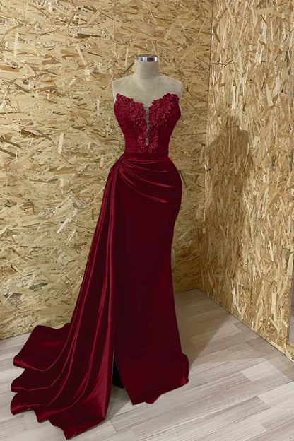 Ärmelloses Meerjungfrau-Abschlussballkleid mit Schlitz und Applikationen