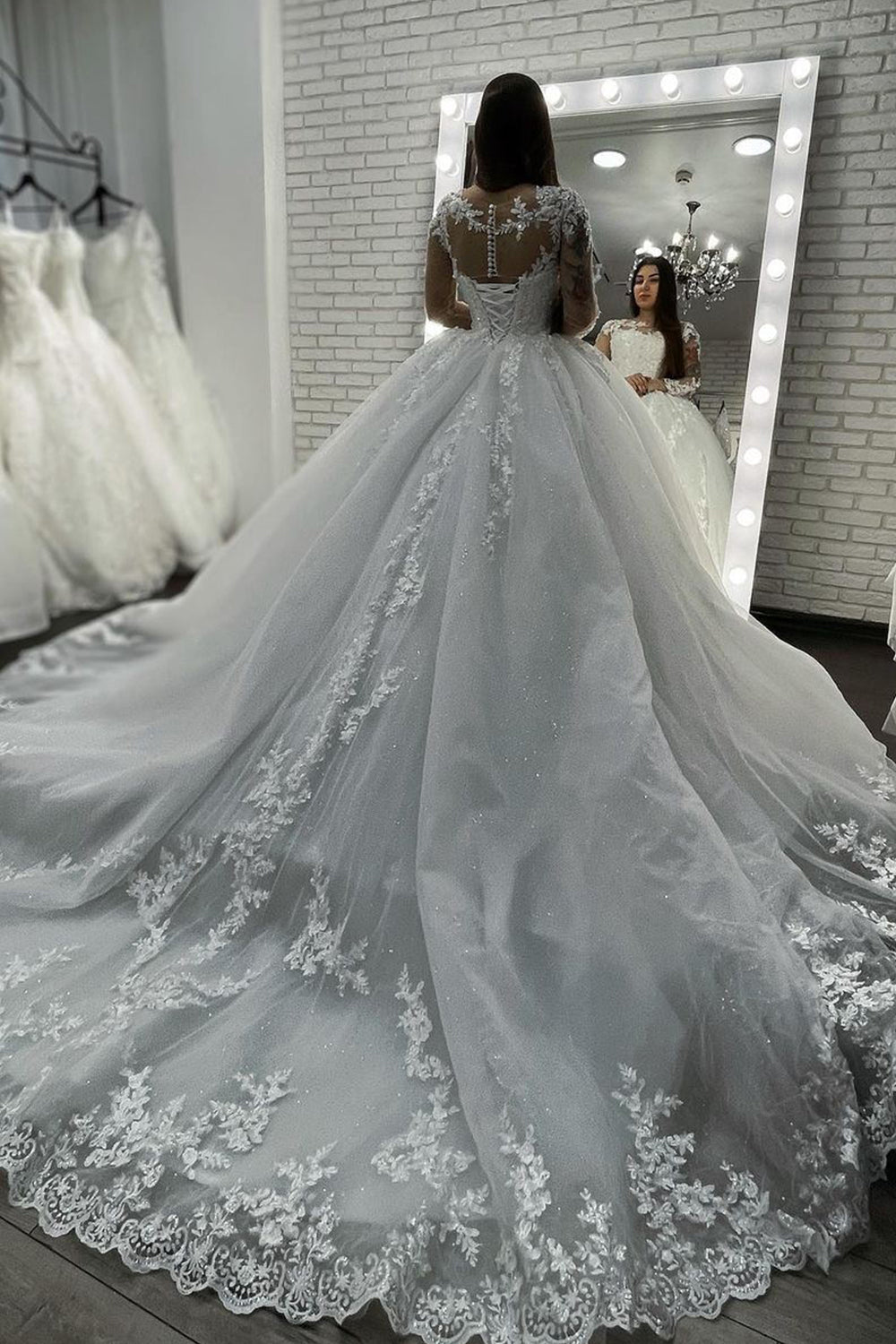 Ballkleid-Hochzeitskleid aus transparentem Tüll mit langen Ärmeln und Applikationen