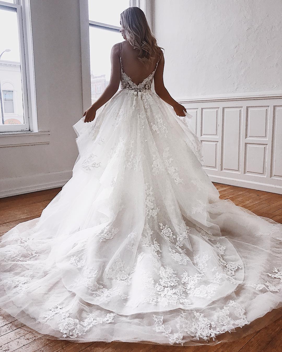 Glamouröses Brautkleid mit Spaghettiträgern in A-Linie und Spitzenapplikationen