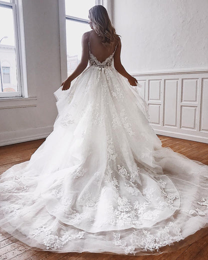 Glamouröses Brautkleid mit Spaghettiträgern in A-Linie und Spitzenapplikationen