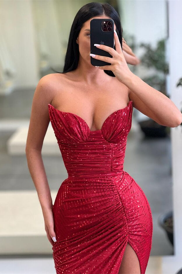 Burgunderrotes, ärmelloses, langes Meerjungfrau-Abschlussballkleid mit Pailletten und Schlitz