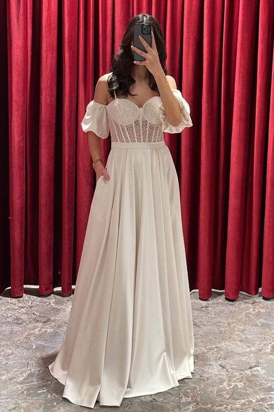 Klassisches Abendkleid, weiße Spaghettiträger, Blasenärmel, langes Juwel