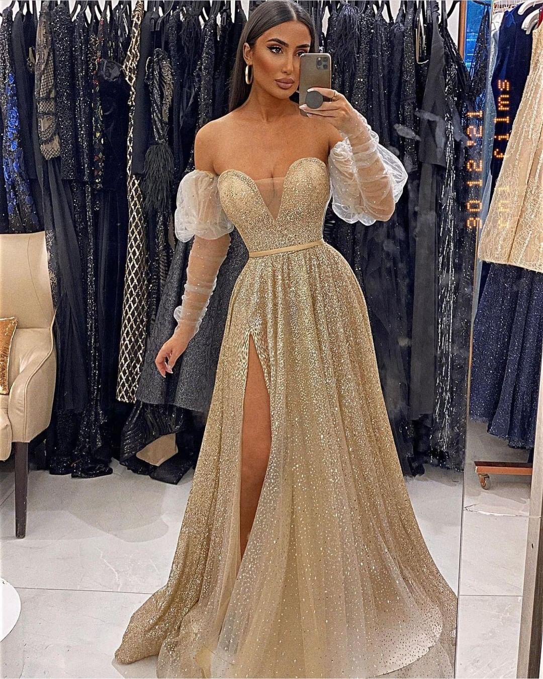 Champagnerfarbenes Abendkleid mit Pailletten, V-Ausschnitt und Schlitz vorne und langen Ärmeln