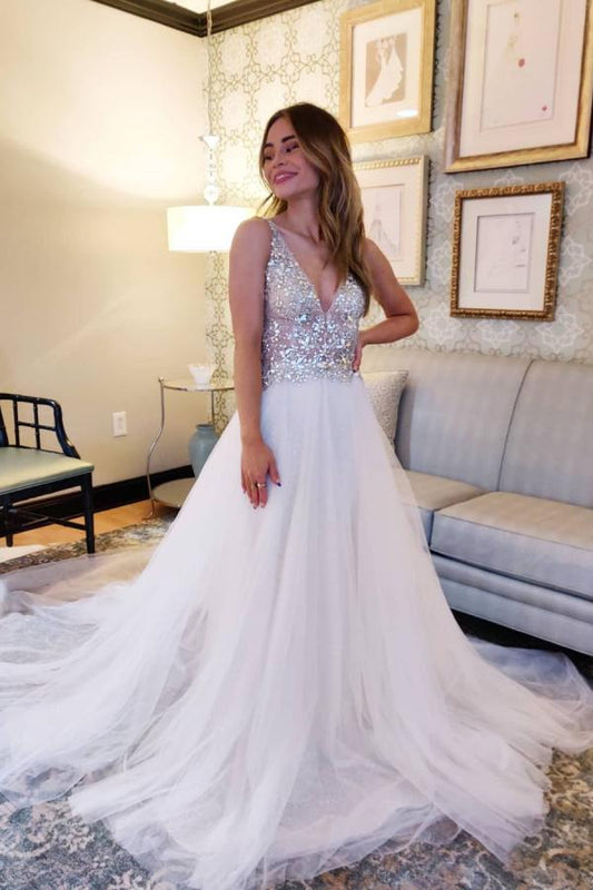 A-Linie, ärmelloses Tüll-Brautkleid mit V-Ausschnitt und offenem Rücken