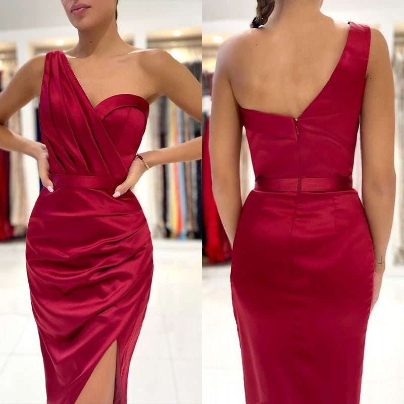 Burgunderrotes, kurzes Ballkleid mit einer Schulter