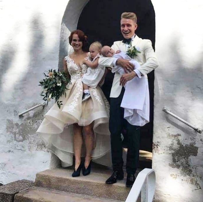 A-Linie, V-Ausschnitt, offener Rücken, Hi-Lo-Rüschen-Tüll-Brautkleid mit Spitzenapplikationen