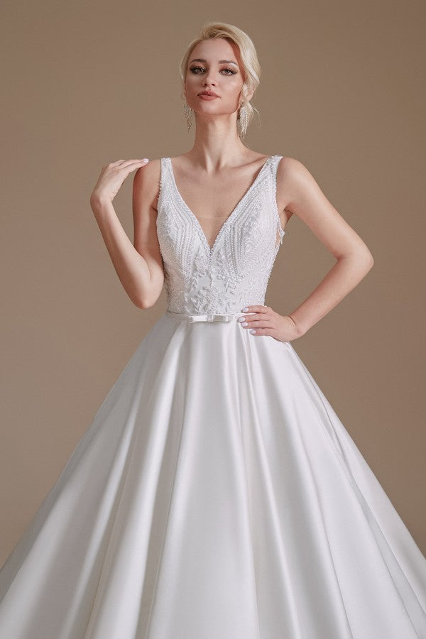 Langes Satin-Brautkleid in A-Linie mit V-Ausschnitt und Spitzenapplikationen
