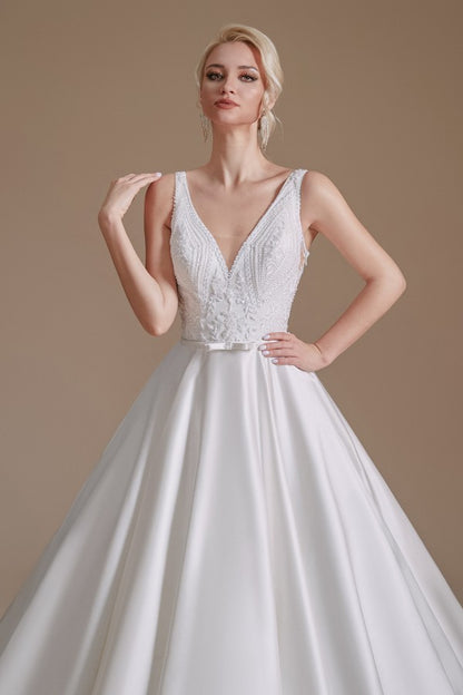 Langes Satin-Brautkleid in A-Linie mit V-Ausschnitt und Spitzenapplikationen