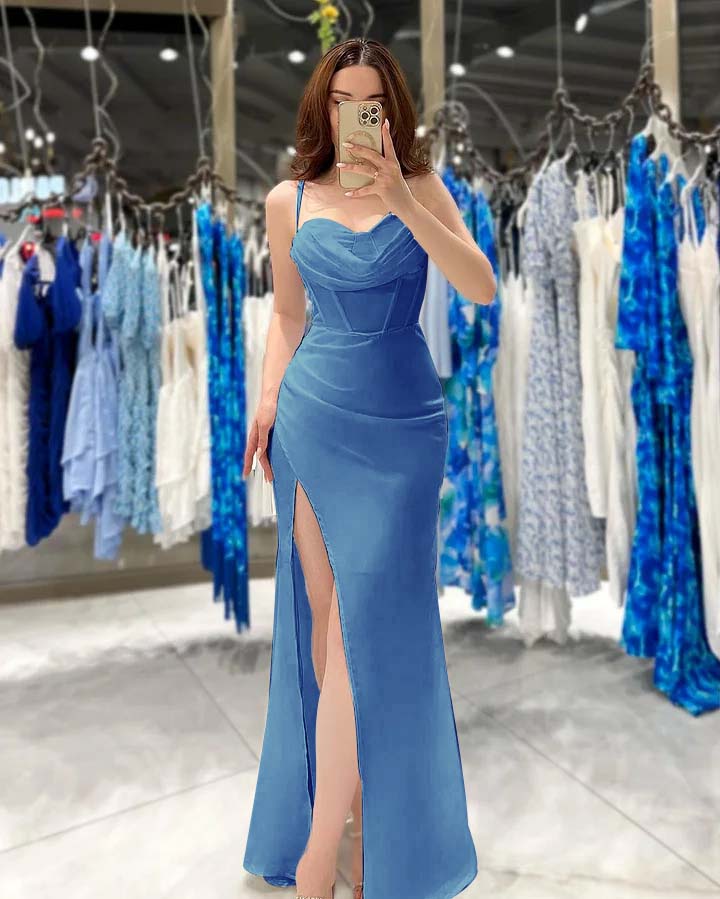 Schwarzes, ärmelloses Ballkleid mit Spaghettiträgern, Herzausschnitt und hohem Schlitz