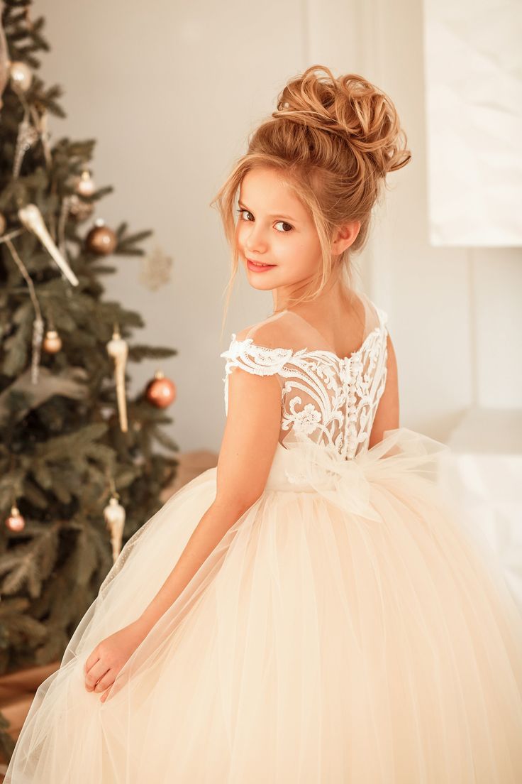 Suchen Sie Blumenmädchenkleider Glitzer online bei babyonlinedress.de. Kleider für Blumenmädchen Günstig für Sie nach maß anfertigen.