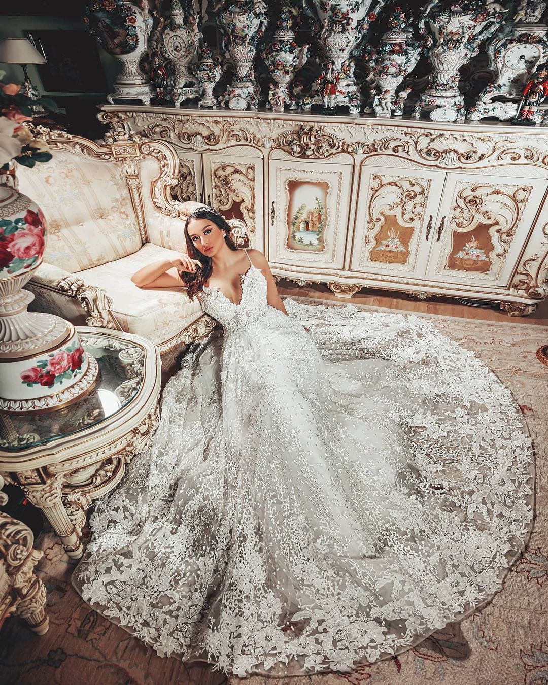 Wunderschönes langes Brautkleid in A-Linie mit V-Ausschnitt und 3D-Blumenspitze