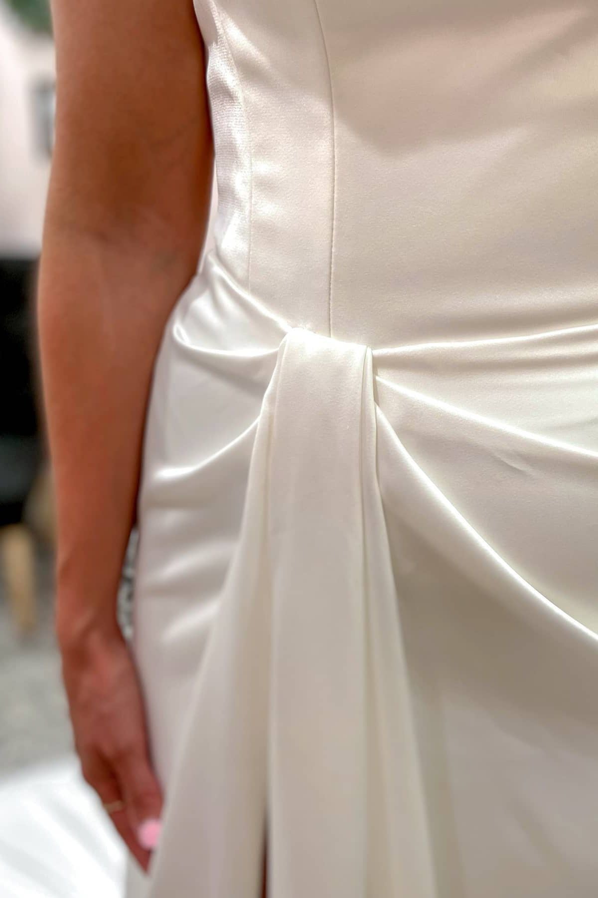 Elegantes, rückenfreies, herzförmiges Brautkleid im Meerjungfrau-Stil aus Satin mit Schlitz