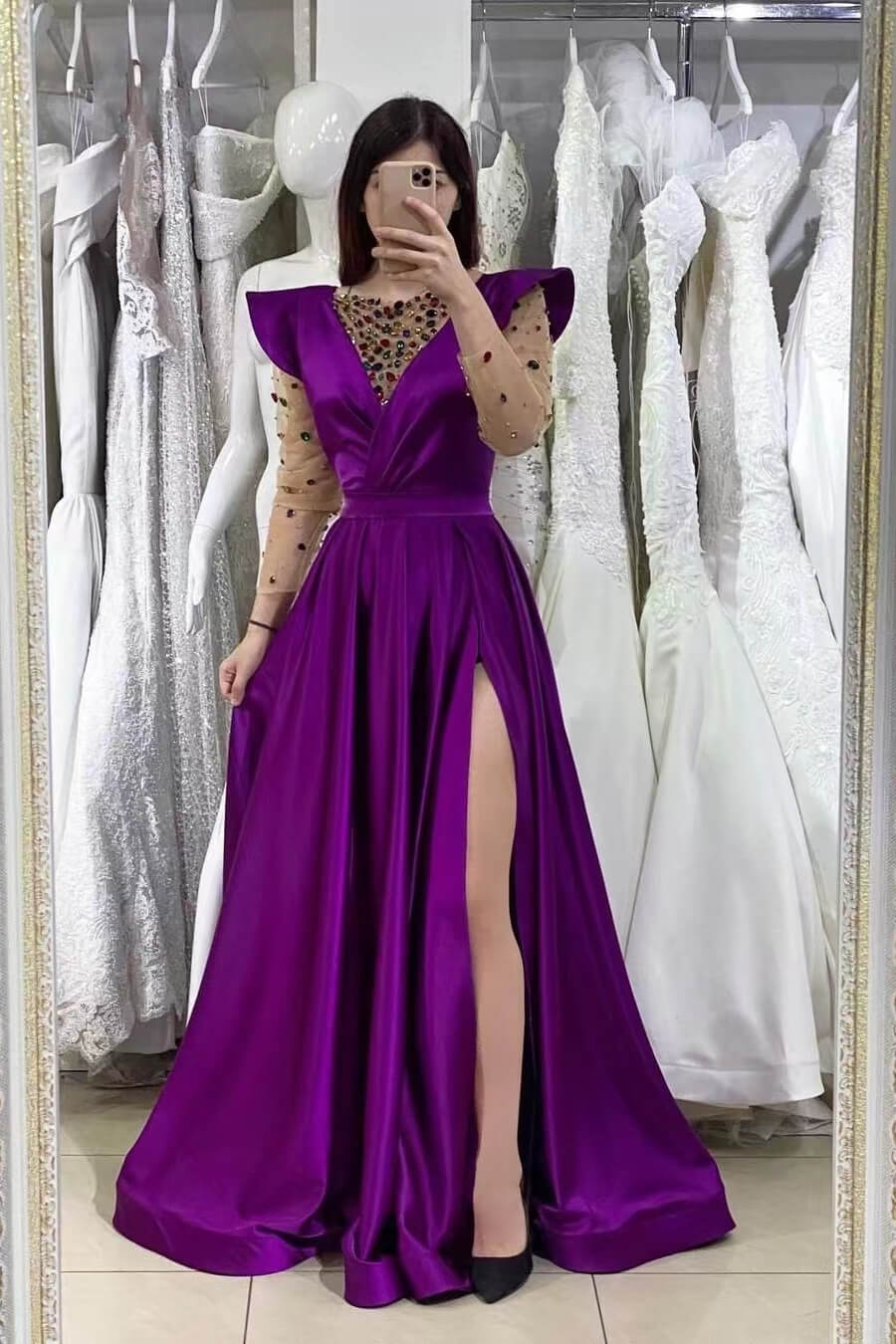 Dunkelviolettes Abendkleid im Meerjungfrau-Stil mit V-Ausschnitt, Perlenverzierung und langen Ärmeln