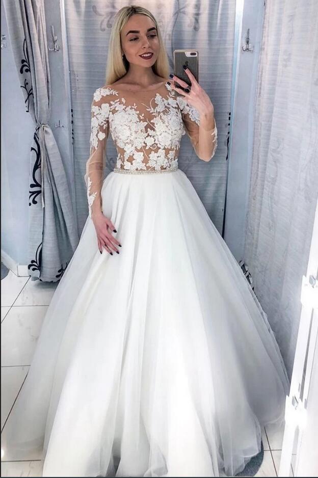 Elegantes, bodenlanges Bateau-Brautkleid in A-Linie mit langen Ärmeln und Applikationen aus Spitzentüll