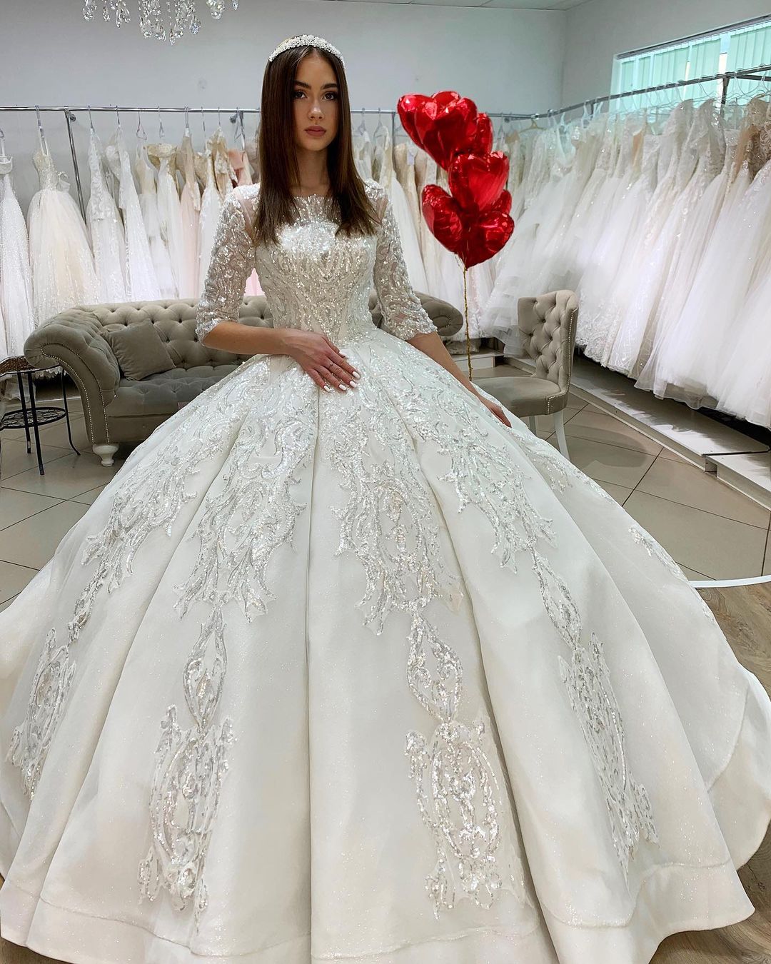 Wunderschönes bodenlanges Bateau-Brautkleid im Prinzessin-Stil aus Satin mit langen Ärmeln und Spitzenapplikationen