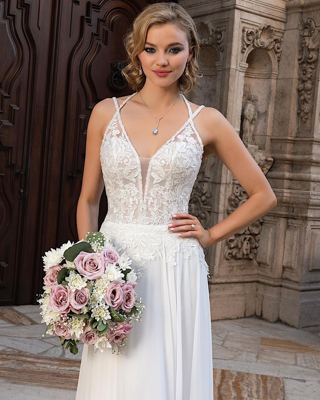 Langes A-Linien-Brautkleid mit geteiltem V-Ausschnitt, Chiffon und Spitze