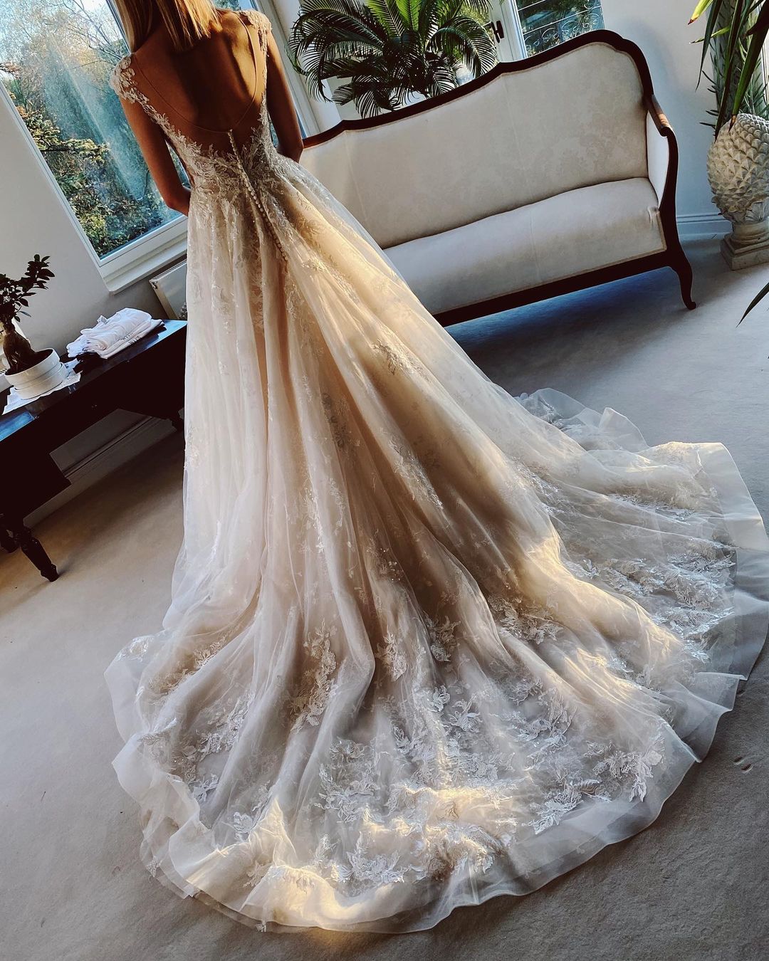 Ärmelloses Bateau-Brautkleid in A-Linie mit rückenfreier Kirchenschleppe und applizierter Spitze