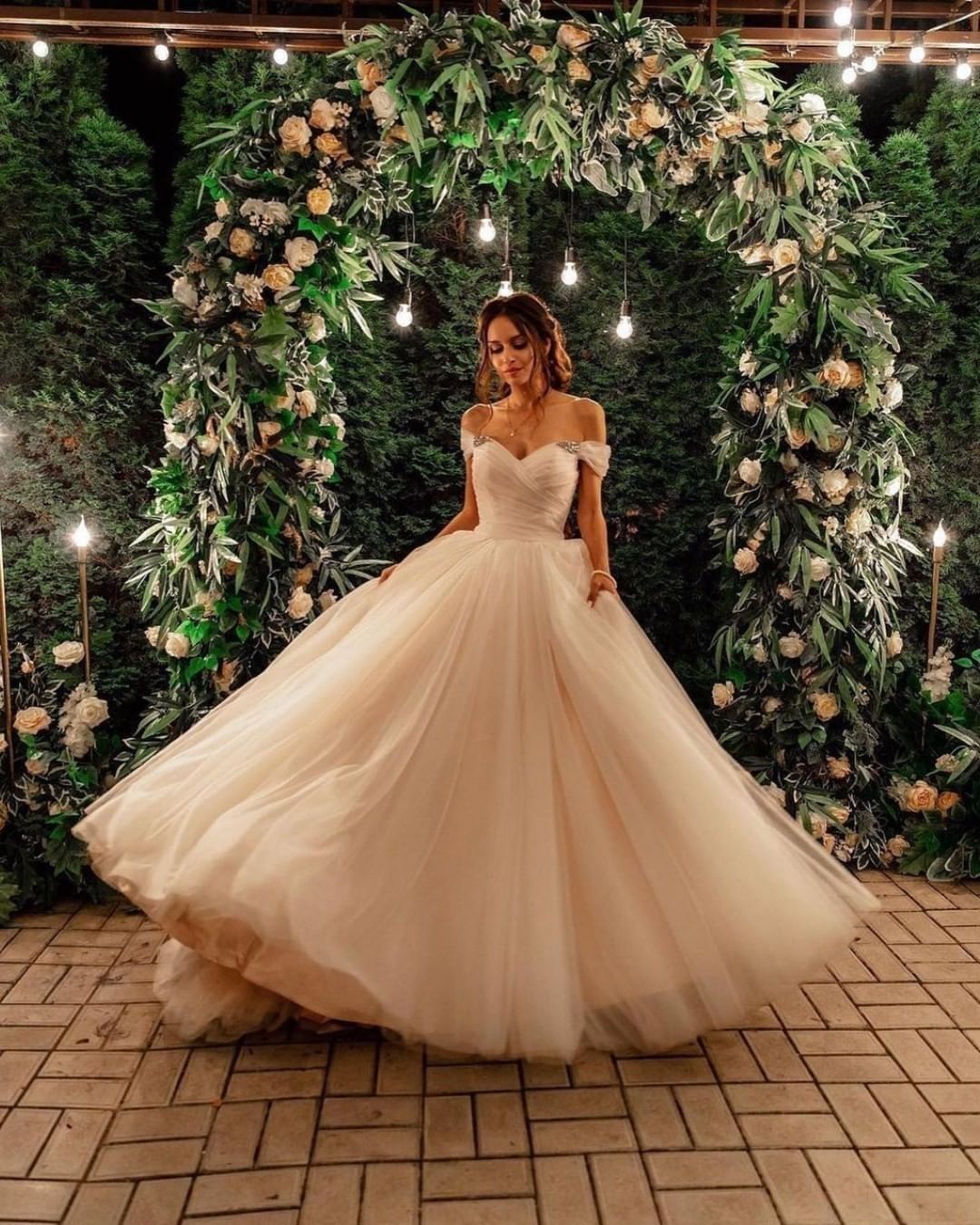 Schulterfreies, langes Brautkleid in A-Linie aus Tüll mit Kapellenschleppe