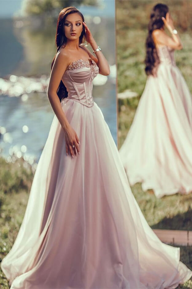 Charmantes silbernes langes Abendkleid, schulterfrei, ärmellos, mit appliziertem Tüll und Plissee