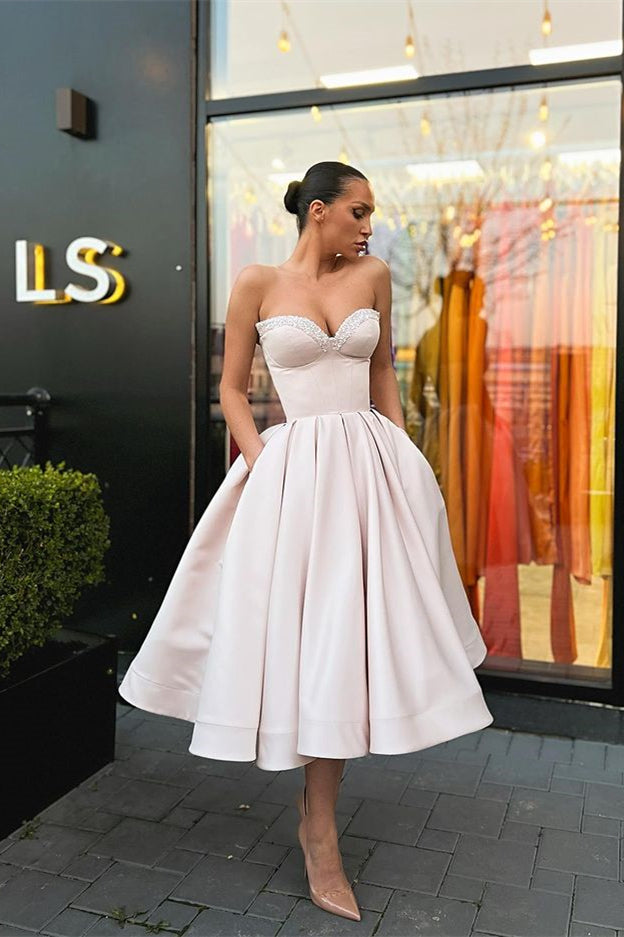 Ärmelloses, kurzes Abendkleid mit Herzausschnitt, Perlenstickerei und Taschen