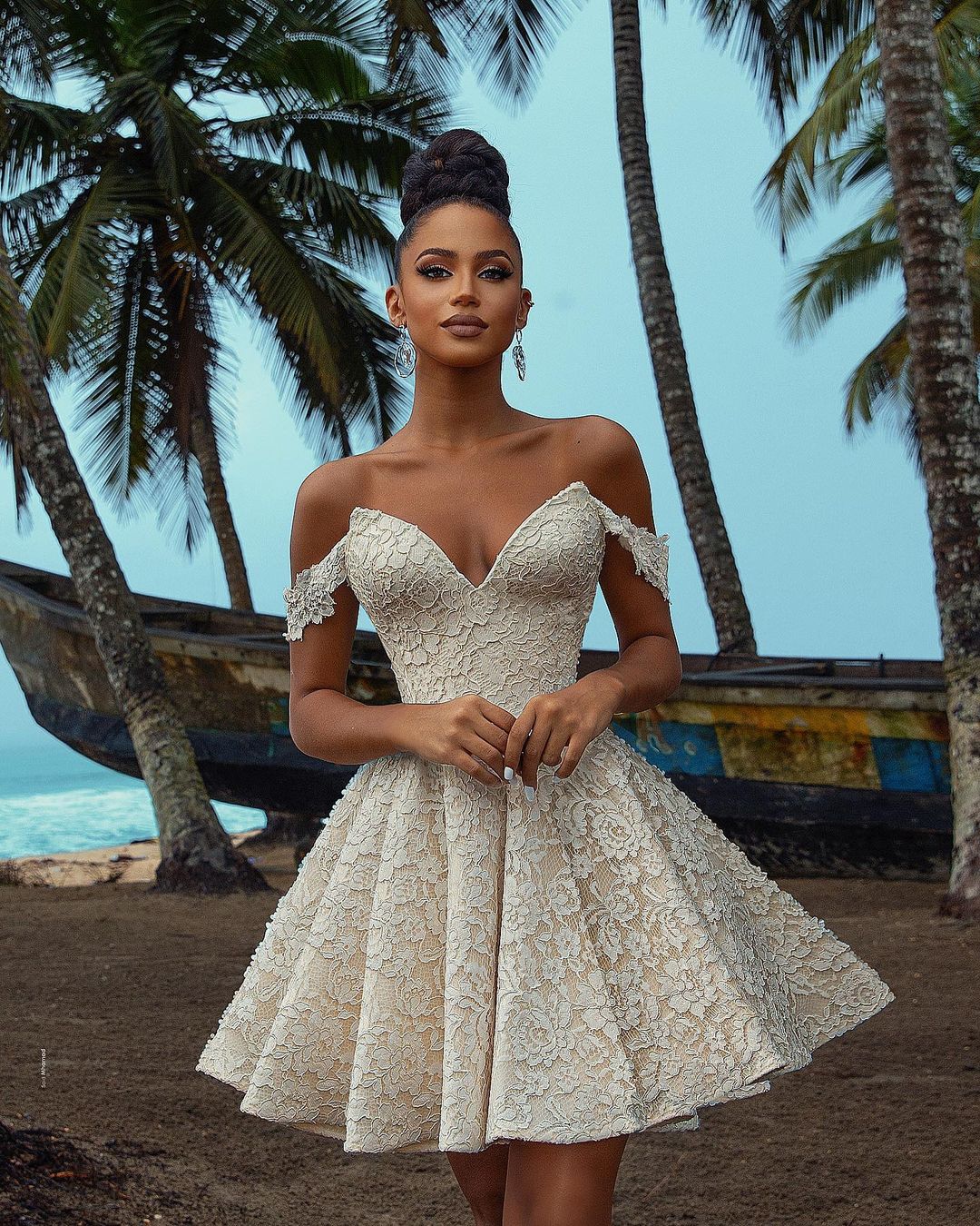 Kurzes, schulterfreies Brautkleid in A-Linie mit Spitze